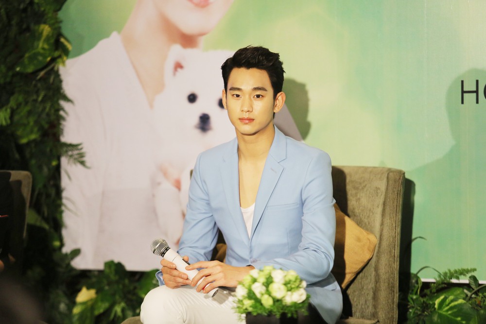 Ngày 22/4, Kim Soo Hyun có chuyến thăm đến Việt Nam với lịch trình dày đặc trong một ngày, từ họp báo, dự khai trương cửa hàng và đặc biệt là buổi fan meeting tại TP HCM. Thông tin này nhanh chóng gây sốt trong giới trẻ bởi Kim Soo Huyn là gương mặt hot nhất xứ Hàn.